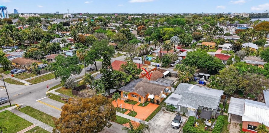 House in Hollywood, Florida 3 bedrooms, 150.04 sq.m. № 2057440