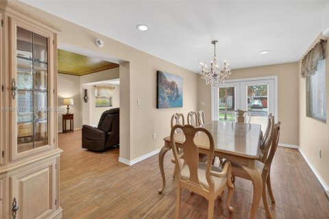 House in Hollywood, Florida 3 bedrooms, 150.04 sq.m. № 2057440 - photo 16