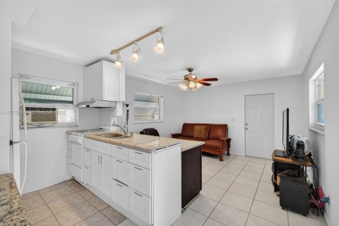 House in Hollywood, Florida 3 bedrooms, 150.04 sq.m. № 2057440 - photo 6