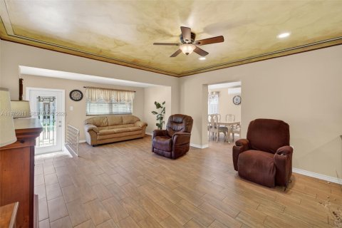 House in Hollywood, Florida 3 bedrooms, 150.04 sq.m. № 2057440 - photo 12