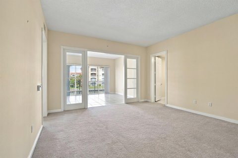 Condo in St. Lucie, Florida, 2 bedrooms № 2392409 - photo 11
