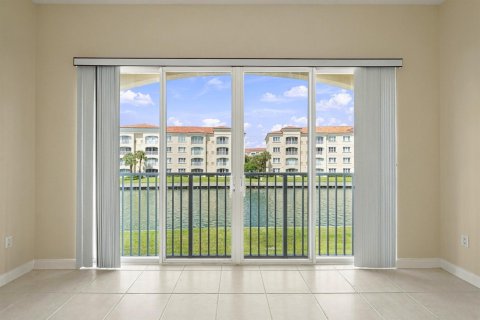Condo in St. Lucie, Florida, 2 bedrooms № 2392409 - photo 6