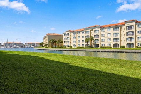 Condo in St. Lucie, Florida, 2 bedrooms № 2392409 - photo 30