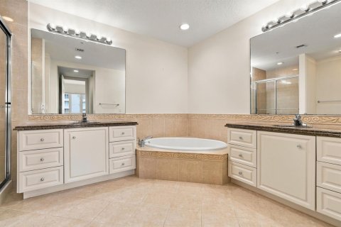Condo in St. Lucie, Florida, 2 bedrooms № 2392409 - photo 18