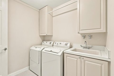Condo in St. Lucie, Florida, 2 bedrooms № 2392409 - photo 27