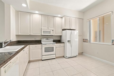 Condo in St. Lucie, Florida, 2 bedrooms № 2392409 - photo 4