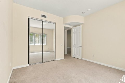 Condo in St. Lucie, Florida, 2 bedrooms № 2392409 - photo 24