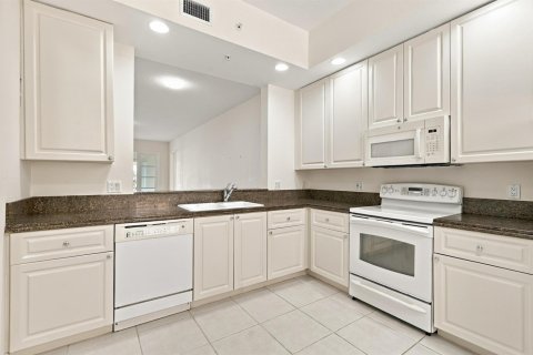 Condo in St. Lucie, Florida, 2 bedrooms № 2392409 - photo 3