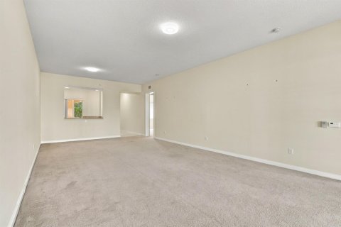 Condo in St. Lucie, Florida, 2 bedrooms № 2392409 - photo 13