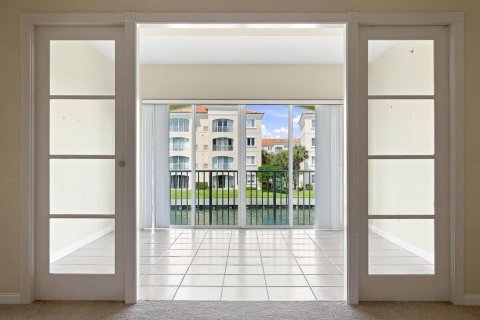 Condo in St. Lucie, Florida, 2 bedrooms № 2392409 - photo 9