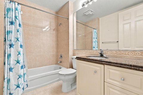 Condo in St. Lucie, Florida, 2 bedrooms № 2392409 - photo 25