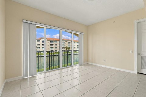 Condo in St. Lucie, Florida, 2 bedrooms № 2392409 - photo 7