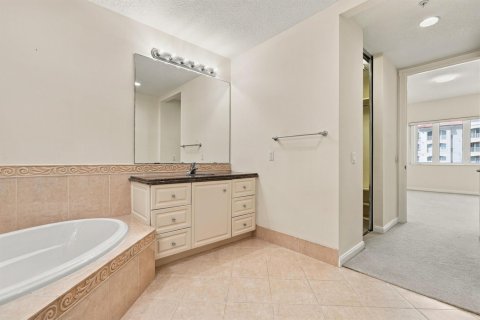Condo in St. Lucie, Florida, 2 bedrooms № 2392409 - photo 19