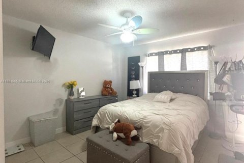Condo in Hialeah, Florida, 2 bedrooms  № 1855279 - photo 10