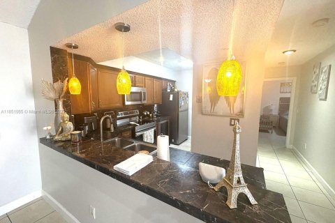 Condo in Hialeah, Florida, 2 bedrooms  № 1855279 - photo 1