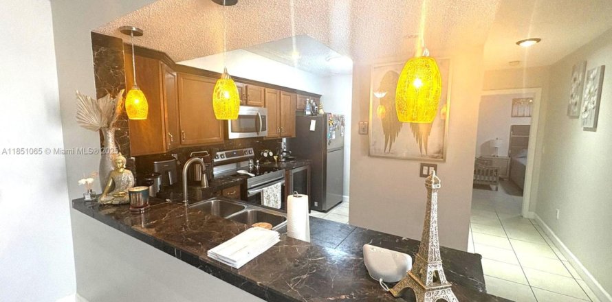 Condo in Hialeah, Florida, 2 bedrooms  № 1855279