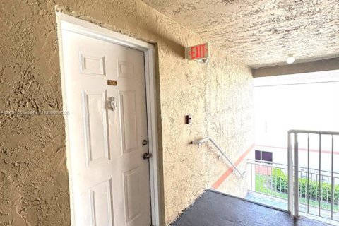 Condo in Hialeah, Florida, 2 bedrooms  № 1855279 - photo 2