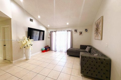 Condo in Hialeah, Florida, 2 bedrooms  № 1855279 - photo 3