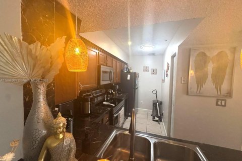 Condo in Hialeah, Florida, 2 bedrooms  № 1855279 - photo 6