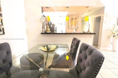 Condo in Hialeah, Florida, 2 bedrooms  № 1855279 - photo 5