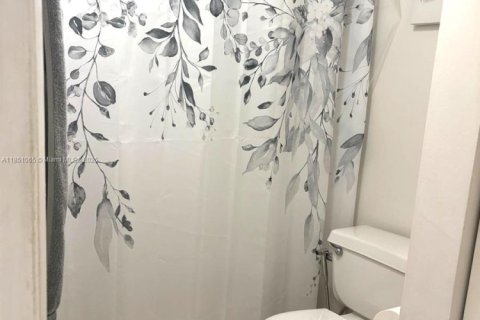 Condo in Hialeah, Florida, 2 bedrooms  № 1855279 - photo 13