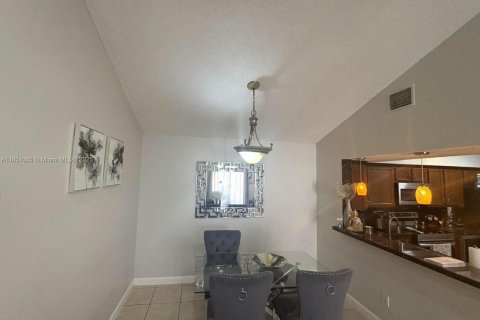 Condo in Hialeah, Florida, 2 bedrooms  № 1855279 - photo 4