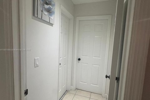 Condo in Hialeah, Florida, 2 bedrooms  № 1855279 - photo 9