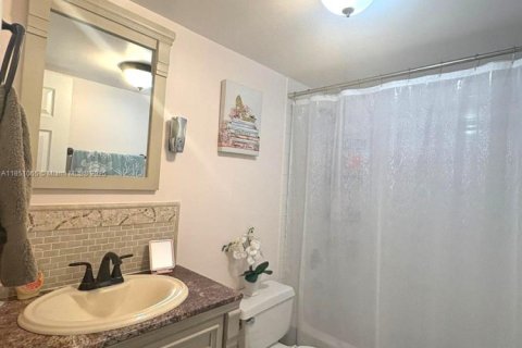 Condo in Hialeah, Florida, 2 bedrooms  № 1855279 - photo 11