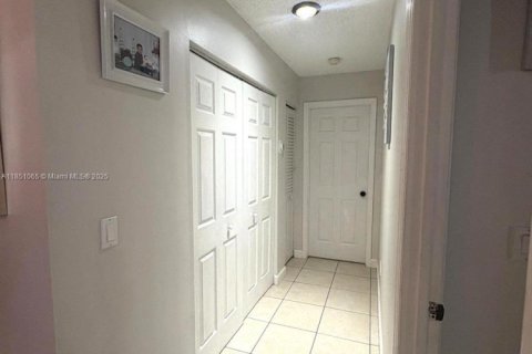 Condo in Hialeah, Florida, 2 bedrooms  № 1855279 - photo 8