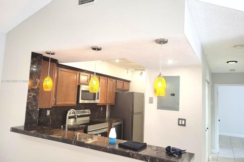 Condo in Hialeah, Florida, 2 bedrooms  № 1855279 - photo 7