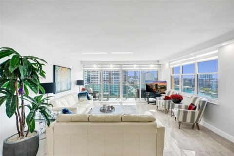 Снять в аренду кондоминиум в Холливуд, Флорида 2 спальни, 111.3м2, № 2027964 - фото 4