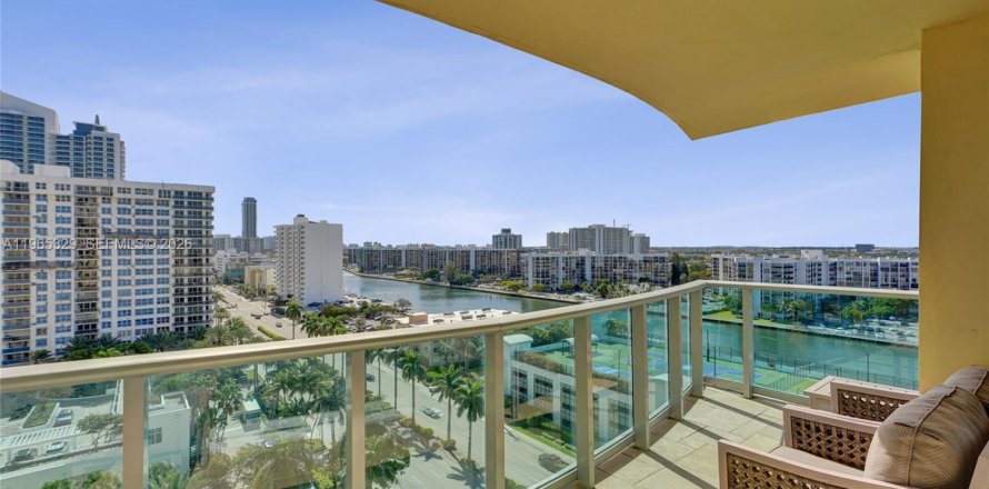 Кондоминиум с 2 спальнями в Холливуд, Флорида № 2027964