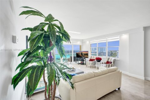 Снять в аренду кондоминиум в Холливуд, Флорида 2 спальни, 111.3м2, № 2027964 - фото 3