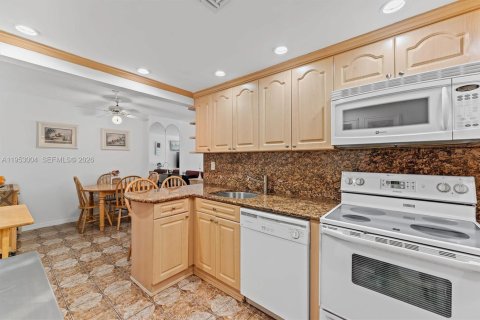 Condominio en venta en North Miami Beach, Florida, 2 dormitorios, 94.02 m2 № 2008733 - foto 5