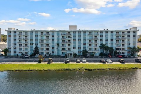 Condominio en venta en North Miami Beach, Florida, 2 dormitorios, 94.02 m2 № 2008733 - foto 19