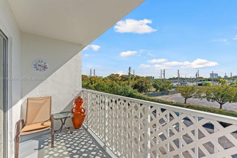 Condominio en venta en North Miami Beach, Florida, 2 dormitorios, 94.02 m2 № 2008733 - foto 17