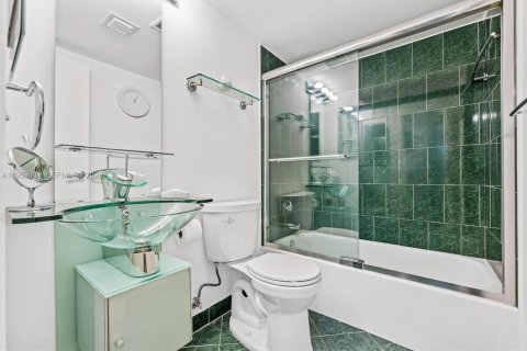 Condominio en venta en North Miami Beach, Florida, 2 dormitorios, 94.02 m2 № 2008733 - foto 16