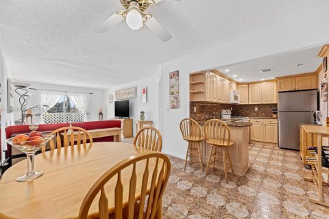 Condominio en venta en North Miami Beach, Florida, 2 dormitorios, 94.02 m2 № 2008733 - foto 2