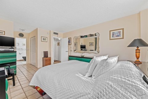 Condominio en venta en North Miami Beach, Florida, 2 dormitorios, 94.02 m2 № 2008733 - foto 11