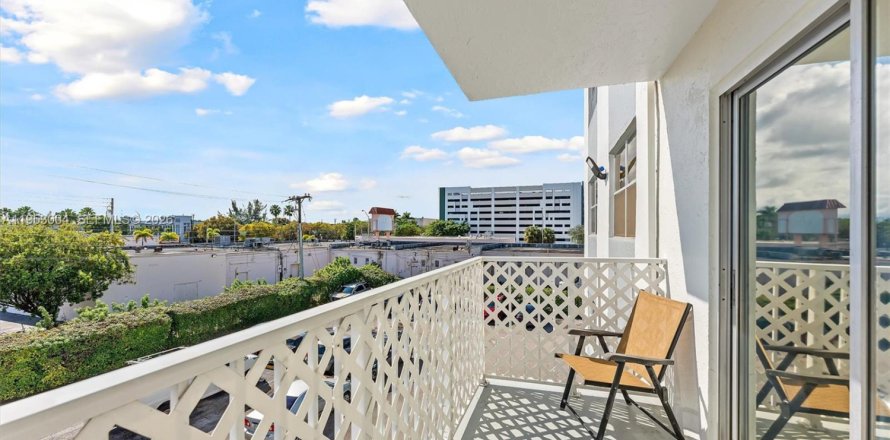 Condominio en North Miami Beach, Florida, 2 dormitorios  № 2008733