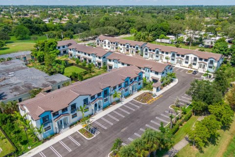 Townhouse in Miramar, Florida 3 bedrooms, 139.73 sq.m. № 2015607