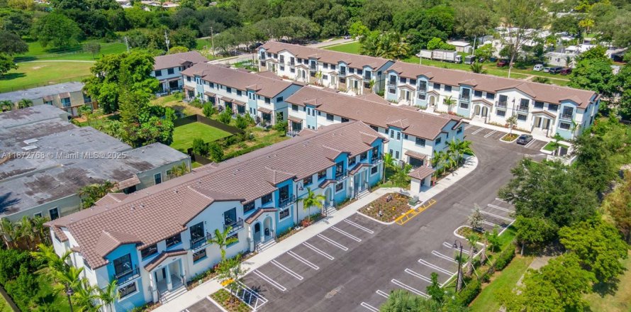 Townhouse in Miramar, Florida 3 bedrooms, 139.73 sq.m. № 2015607