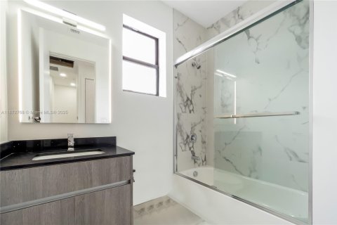 Townhouse in Miramar, Florida 3 bedrooms, 139.73 sq.m. № 2015607 - photo 23