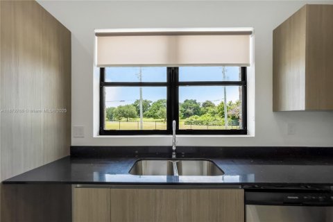 Townhouse in Miramar, Florida 3 bedrooms, 139.73 sq.m. № 2015607 - photo 9