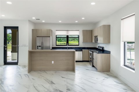 Townhouse in Miramar, Florida 3 bedrooms, 139.73 sq.m. № 2015607 - photo 11