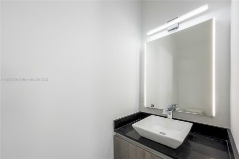 Townhouse in Miramar, Florida 3 bedrooms, 139.73 sq.m. № 2015607 - photo 13