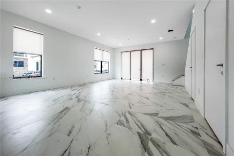 Townhouse in Miramar, Florida 3 bedrooms, 139.73 sq.m. № 2015607 - photo 3