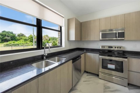 Townhouse in Miramar, Florida 3 bedrooms, 139.73 sq.m. № 2015607 - photo 8