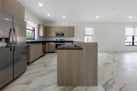 Townhouse in Miramar, Florida 3 bedrooms, 139.73 sq.m. № 2015607 - photo 5