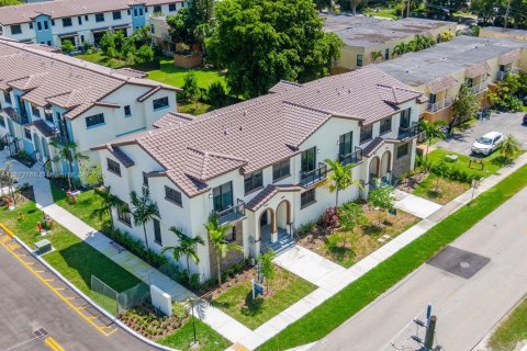 Townhouse in Miramar, Florida 3 bedrooms, 139.73 sq.m. № 2015607 - photo 28